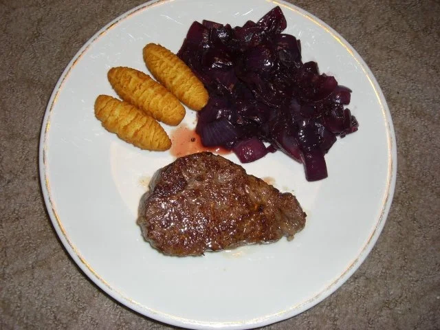 Rezept: Rinderfilet mit roter Zwiebelmarmelade,(dazu Kroketten und Kräuterbutter) Rinderfilet mit roter Zwiebelmarmelade,(dazu Kroketten und Kräuterbutter) - Rezept