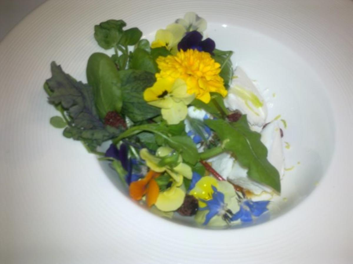 Sommerwiese: geeister Ziegenquark mit Wildkräutern und Blüten - Rezept - Bild Nr. 3