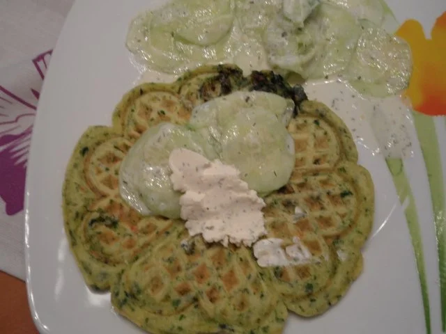 Spinatwaffeln mit Gurkensalat - Rezept
