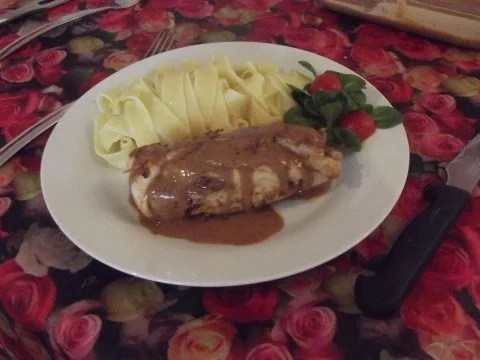 Rezept: Mit Zwetschgen GEFÜLLTES GEFLÜGELBRÜSTLI an Zwetschgensauce Mit Zwetschgen GEFÜLLTES GEFLÜGELBRÜSTLI an Zwetschgensauce - Rezept