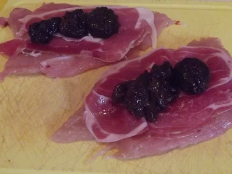 Rezept: Mit Zwetschgen GEFÜLLTES GEFLÜGELBRÜSTLI an Zwetschgensauce Bild Nr. 5 Mit Zwetschgen GEFÜLLTES GEFLÜGELBRÜSTLI an Zwetschgensauce - Rezept - Bild Nr. 5