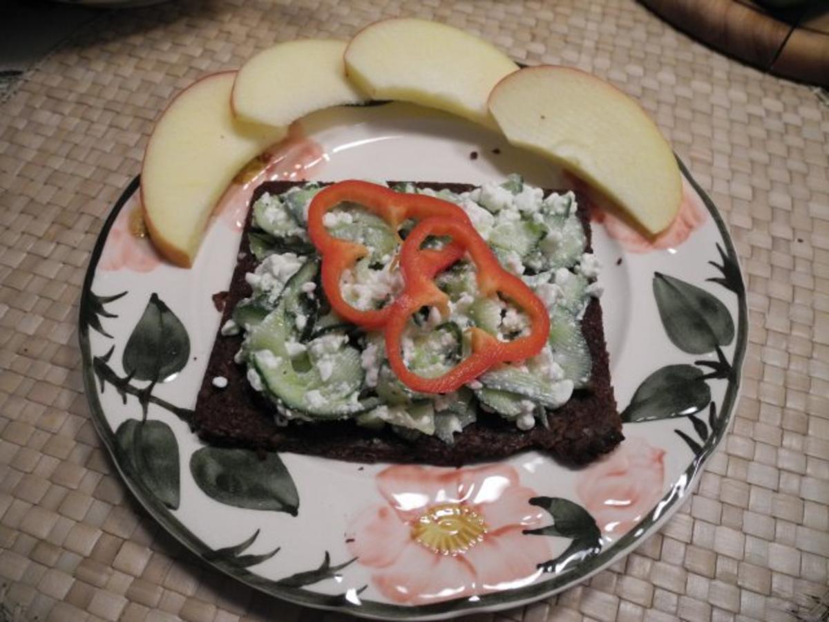 Abendbrot : Körniger Frischkäse mit Gurke - Rezept - kochbar.de