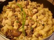 Champignons mit Nudeln und Salat - Rezept