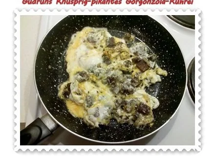 Eier: Knusprig-pikantes Gorgonzola-Rührei - Rezept - Bild Nr. 7