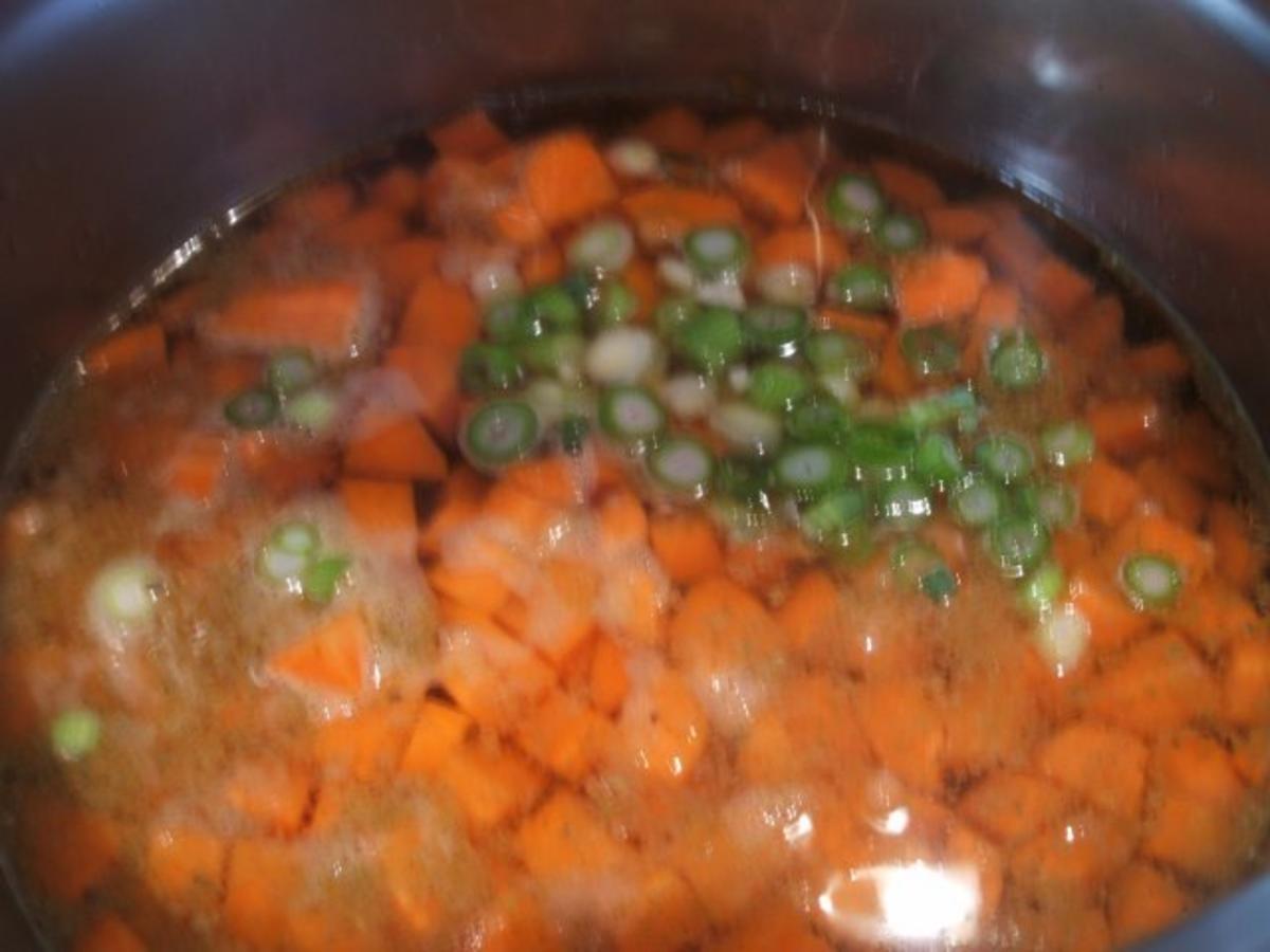 Suppen: Feine Karottensuppe mit scharfen Kartoffelbällchen - Rezept ...