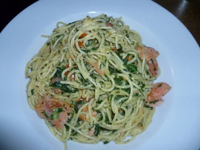 Rezept: Capellini mit geräucherter Forelle,Rucola,Chili und Zitrone Capellini mit geräucherter Forelle,Rucola,Chili und Zitrone - Rezept