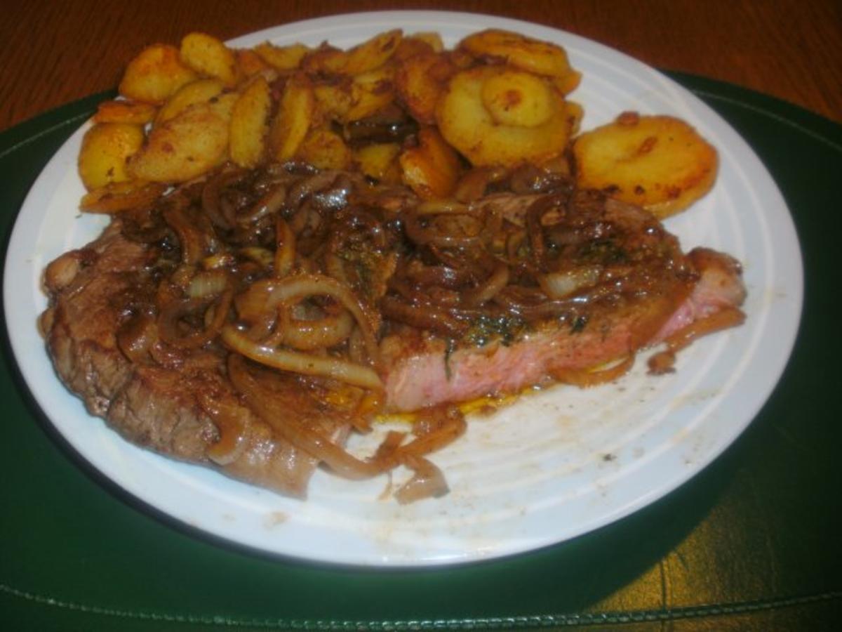 Rib - Eye - Steak mit Bratkartoffeln und Kräuterbutter - Rezept ...