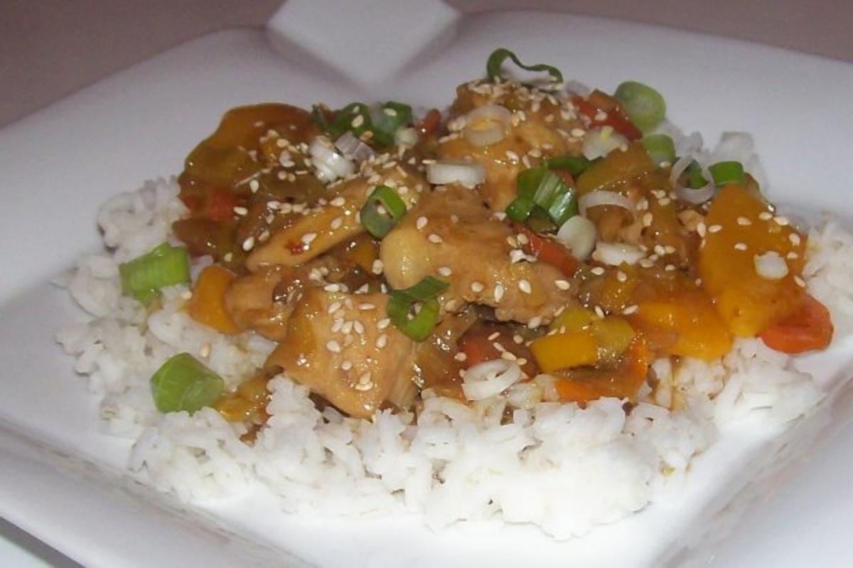 Fruchtige Teriyaki-Hähnchen-Pfanne mit Porree, Möhren und Paprika - Rezept