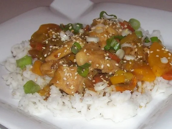 Fruchtige Teriyaki-Hähnchen-Pfanne mit Porree, Möhren und Paprika - Rezept