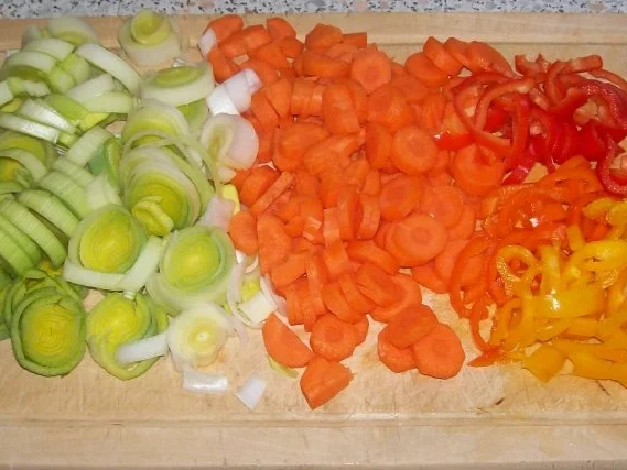 Fruchtige Teriyaki-Hähnchen-Pfanne mit Porree, Möhren und Paprika - Rezept - Bild Nr. 3