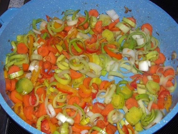 Fruchtige Teriyaki-Hähnchen-Pfanne mit Porree, Möhren und Paprika - Rezept - Bild Nr. 6