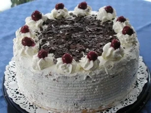 Rezept: Sahnetorte mit Kirschen - eine Art Schwarzwälder Sahnetorte mit Kirschen - eine Art Schwarzwälder - Rezept