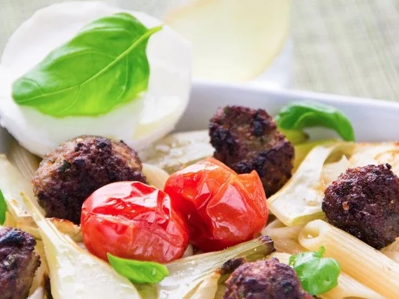 Pasta mit Fenchel-Hackbällchen, Tomate und Mozzarella - Rezept - Bild Nr. 2