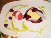 Vanille-Schmand-Tarte mit rotem Apfelgelee und Himbeersorbet - Rezept