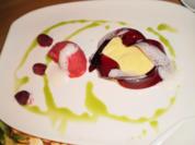 Vanille-Schmand-Tarte mit rotem Apfelgelee und Himbeersorbet - Rezept