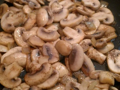 Champignons mit Eier und Sahne - Rezept