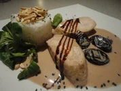 flambiertes Puten Filet mit Dörrpflaumen Sauce und Mandel Reis - Rezept