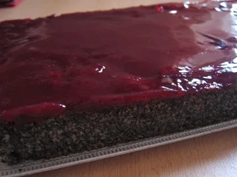 Rezept: Mohnkuchen mit Kirschglasur Mohnkuchen mit Kirschglasur - Rezept