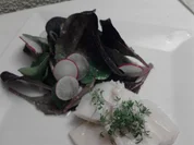 In Olivenöl pochierter Hecht an rotem Feldsalat - Rezept