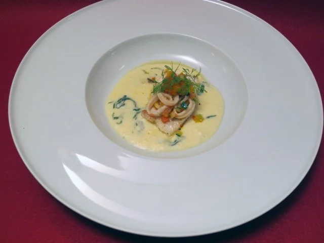 Gebratenes Steinbuttfilet mit Calamaretti und provenzalischem Gemüse auf Kartoffel-Limonen - Rezept