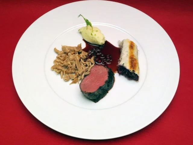 Hirschkalbsrücken mit Preiselbeersoße, Sellerie-Confit mit grünem Apfel, Maronenspätzle - Rezept