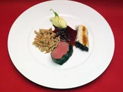 Hirschkalbsrücken mit Preiselbeersoße, Sellerie-Confit mit grünem Apfel, Maronenspätzle - Rezept