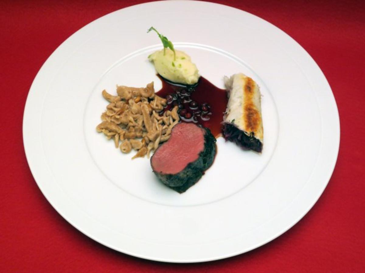 Hirschkalbsrücken mit Preiselbeersoße, Sellerie Confit mit grünem Apfel ...