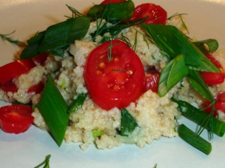 Couscous-Salat mit Tomaten und Frühlingszwiebeln - Rezept - kochbar.de