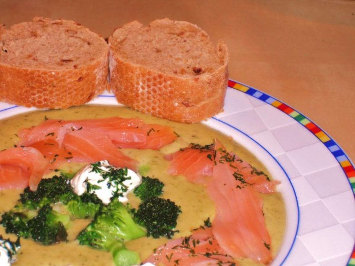 Brokkoli - Crèmesuppe mit Räucherlachs und Meerrettich - Crème Fraîche - Rezept