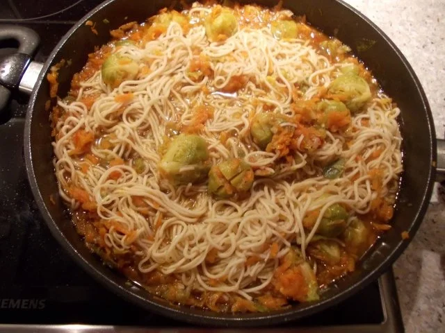 Rosenkohl und Karotten süßsauer mit Nudeln - Rezept - Bild Nr. 6