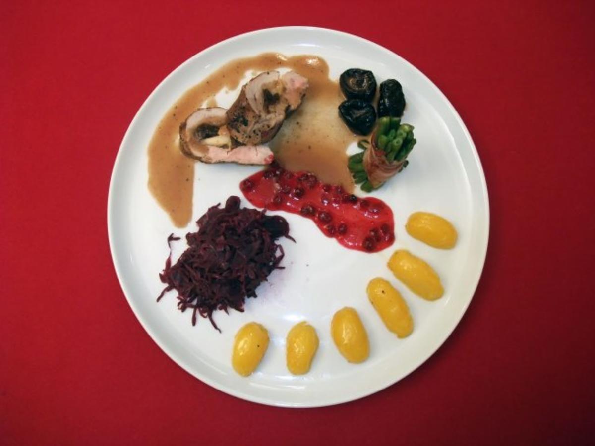 Gefüllte Mørba mit Backpflaumen, Karamellkartoffeln, Bohnen,
Preiselbeeren und Rotkohl - Rezept von Das perfekte Dinner