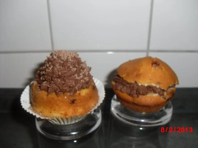 Schoko-Cupcakes mit Schokocreme und Schokostreuseln, - Rezept