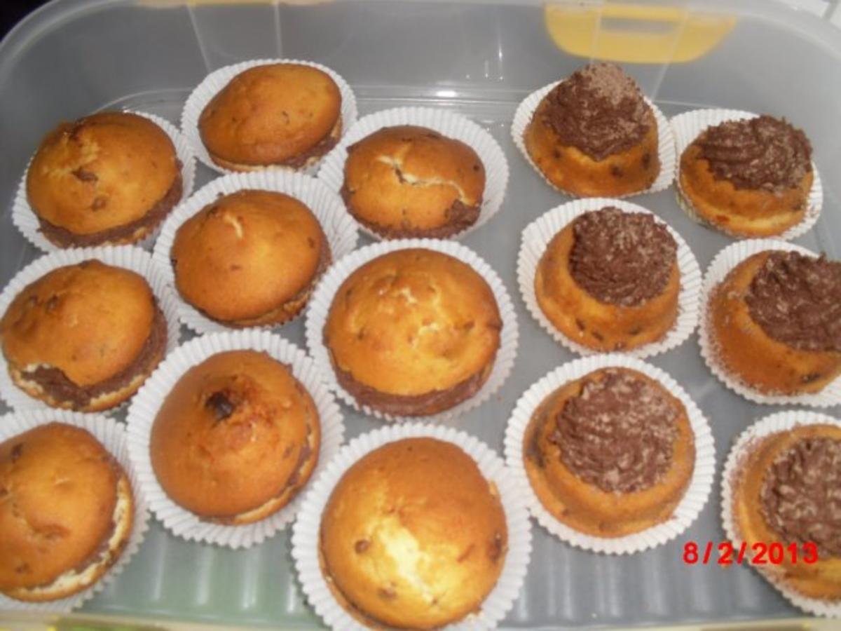 Schoko-Cupcakes mit Schokocreme und Schokostreuseln, - Rezept - Bild Nr. 2