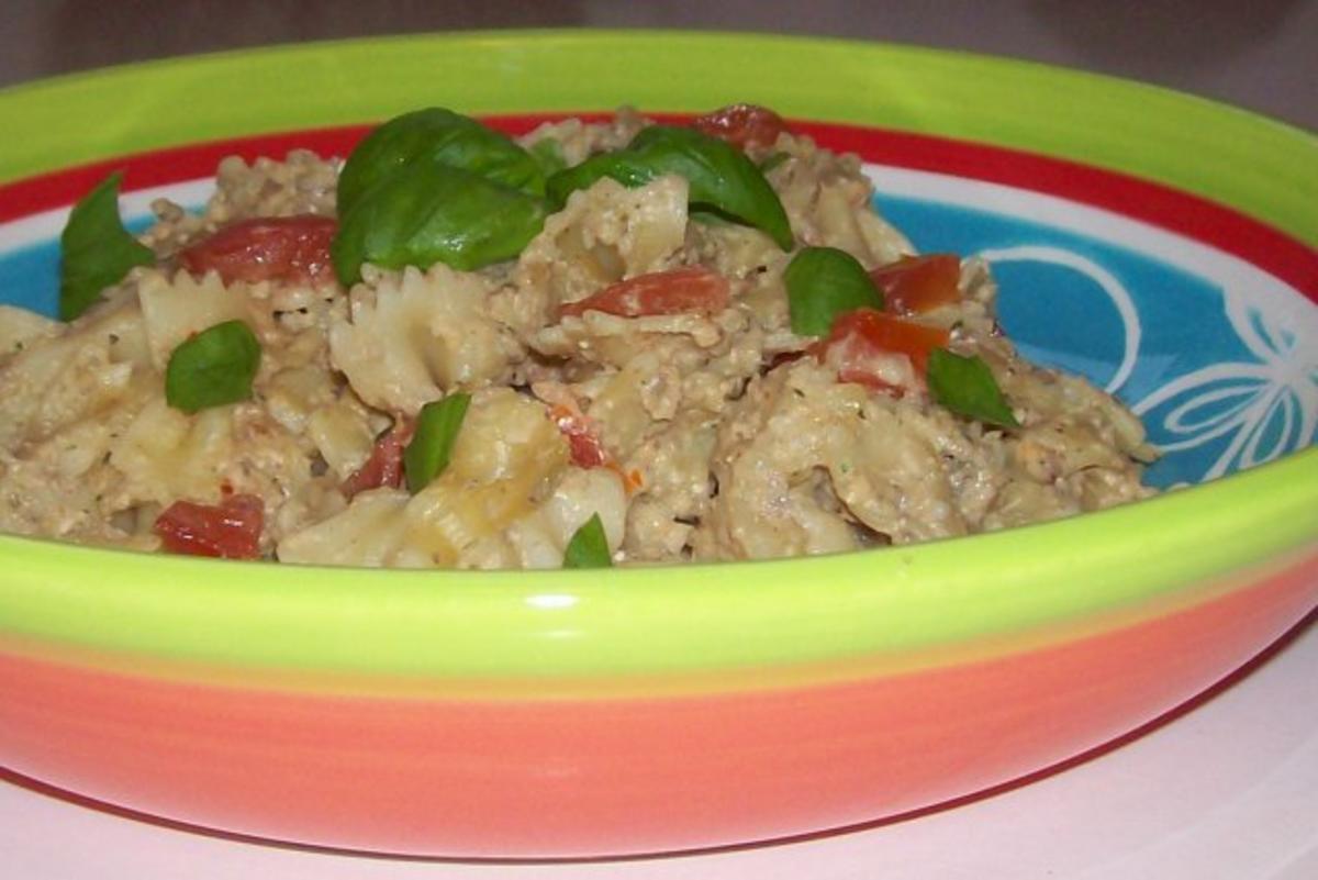 Bilder für Pasta: Würziges Thunfisch-Feta-Pesto mit Balsamico-Champignons - Rezept