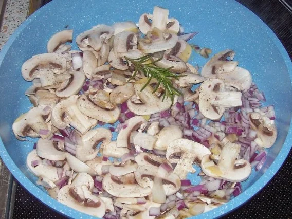 Rezept: Pasta: Würziges Thunfisch-Feta-Pesto mit Balsamico-Champignons Bild Nr. 3 Pasta: Würziges Thunfisch-Feta-Pesto mit Balsamico-Champignons - Rezept - Bild Nr. 3