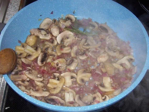 Rezept: Pasta: Würziges Thunfisch-Feta-Pesto mit Balsamico-Champignons Bild Nr. 4 Pasta: Würziges Thunfisch-Feta-Pesto mit Balsamico-Champignons - Rezept - Bild Nr. 4