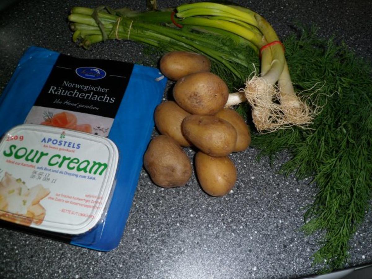 Kartoffelsalat mit Räucherlachs und Sour Cream - Rezept - Bild Nr. 2