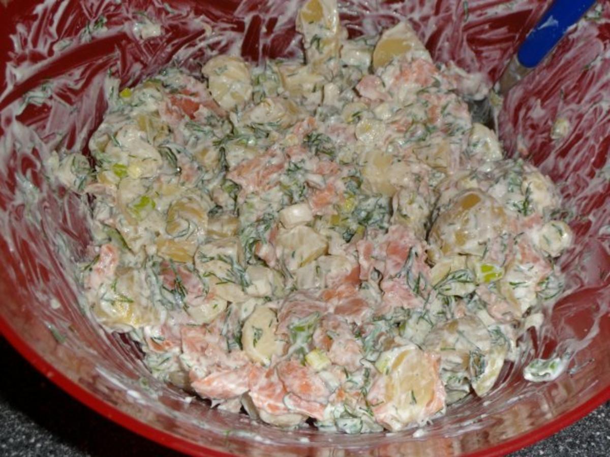 Kartoffelsalat mit Räucherlachs und Sour Cream - Rezept - Bild Nr. 8