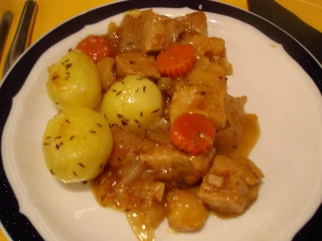 Schweinepfeffer mit Kümmelkartoffeln - Rezept