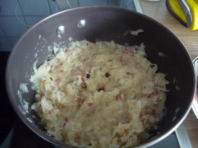 Rezept: Unter 30 Minuten : Rote Wurst auf Sauerkraut mit Kümmelkartoffeln Bild Nr. 3 Unter 30 Minuten : Rote Wurst auf Sauerkraut mit Kümmelkartoffeln - Rezept - Bild Nr. 3