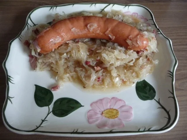 Rezept: Unter 30 Minuten : Rote Wurst auf Sauerkraut mit Kümmelkartoffeln Bild Nr. 5 Unter 30 Minuten : Rote Wurst auf Sauerkraut mit Kümmelkartoffeln - Rezept - Bild Nr. 5