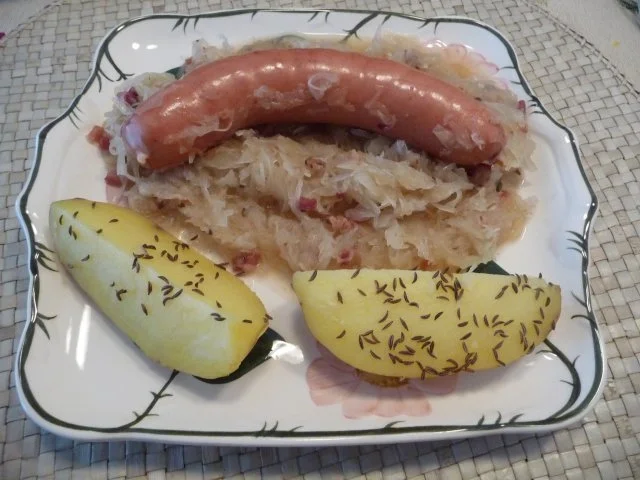 Rezept: Unter 30 Minuten : Rote Wurst auf Sauerkraut mit Kümmelkartoffeln Bild Nr. 6 Unter 30 Minuten : Rote Wurst auf Sauerkraut mit Kümmelkartoffeln - Rezept - Bild Nr. 6