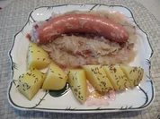 Unter 30 Minuten : Rote Wurst auf Sauerkraut mit Kümmelkartoffeln - Rezept