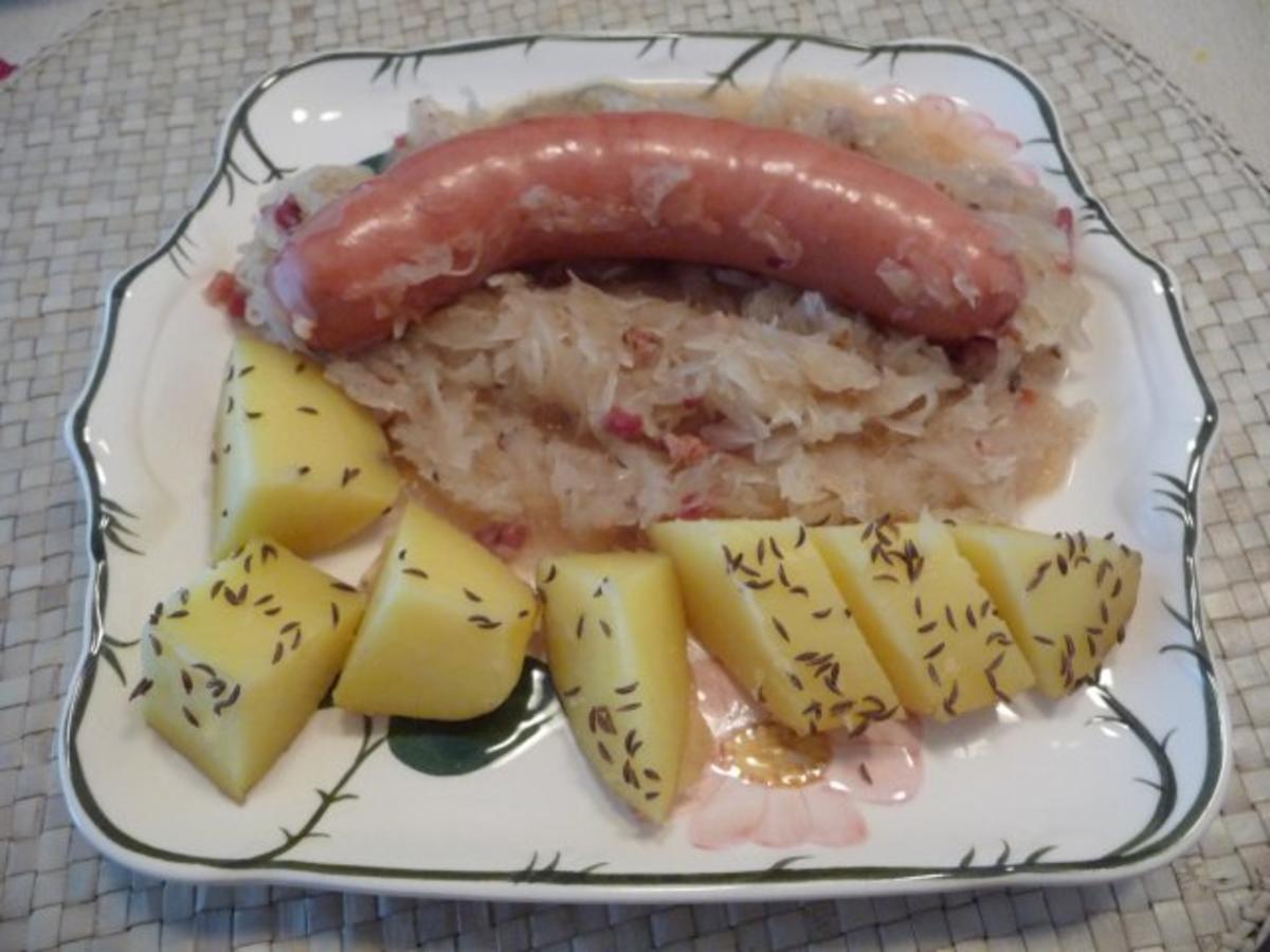 Bilder für Unter 30 Minuten : Rote Wurst auf Sauerkraut mit Kümmelkartoffeln - Rezept