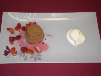 Schokoladensoufflee mit Rhabarber und Sauerrahmeis - Rezept