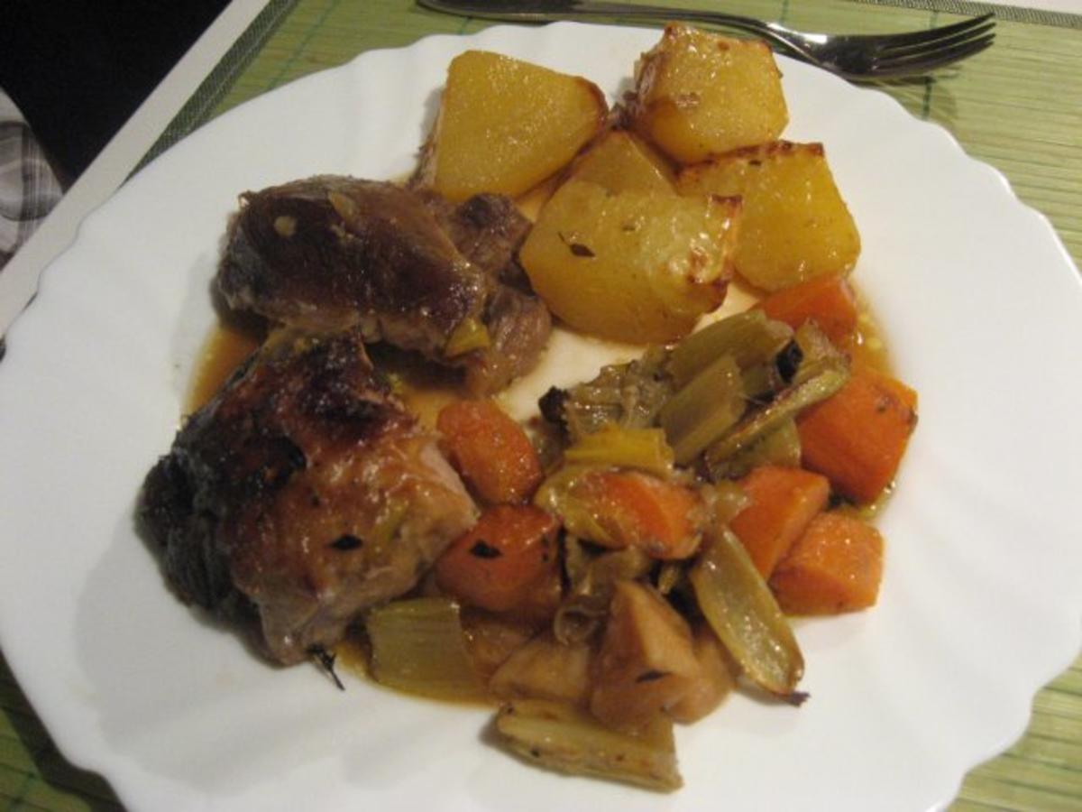 Lammschulter auf Wurzelgemüse und Ofenkartoffeln - einfach - von barbara62