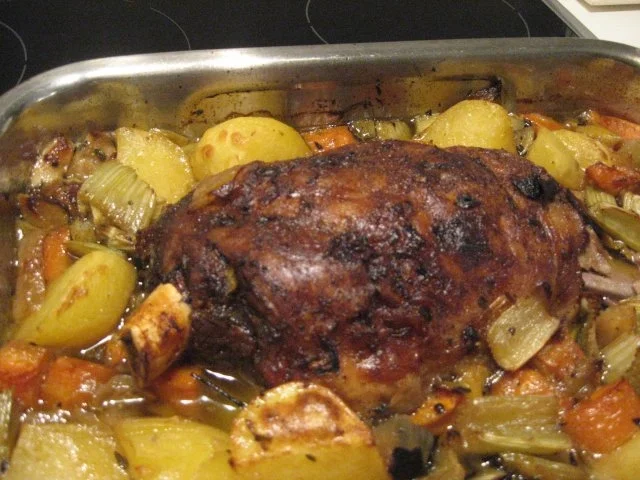 Lammschulter auf Wurzelgemüse und Ofenkartoffeln - Rezept - Bild Nr. 2