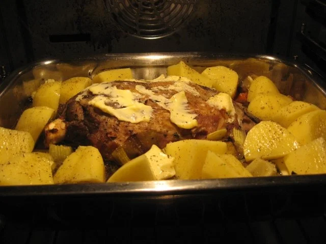 Lammschulter auf Wurzelgemüse und Ofenkartoffeln - Rezept - Bild Nr. 3