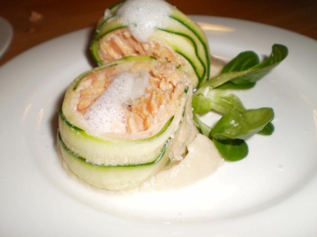 Saibling im Zucchinimantel mit Muschelkern auf Blumenkohlcreme - Rezept ...
