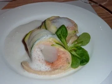 Rezept: Saibling im Zucchinimantel mit Muschelkern auf Blumenkohlcreme Bild Nr. 2 Saibling im Zucchinimantel mit Muschelkern auf Blumenkohlcreme - Rezept - Bild Nr. 2